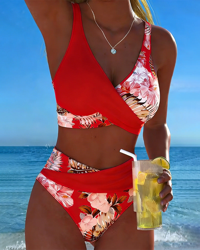 Bikini met contrasterend bloemenmotief en split