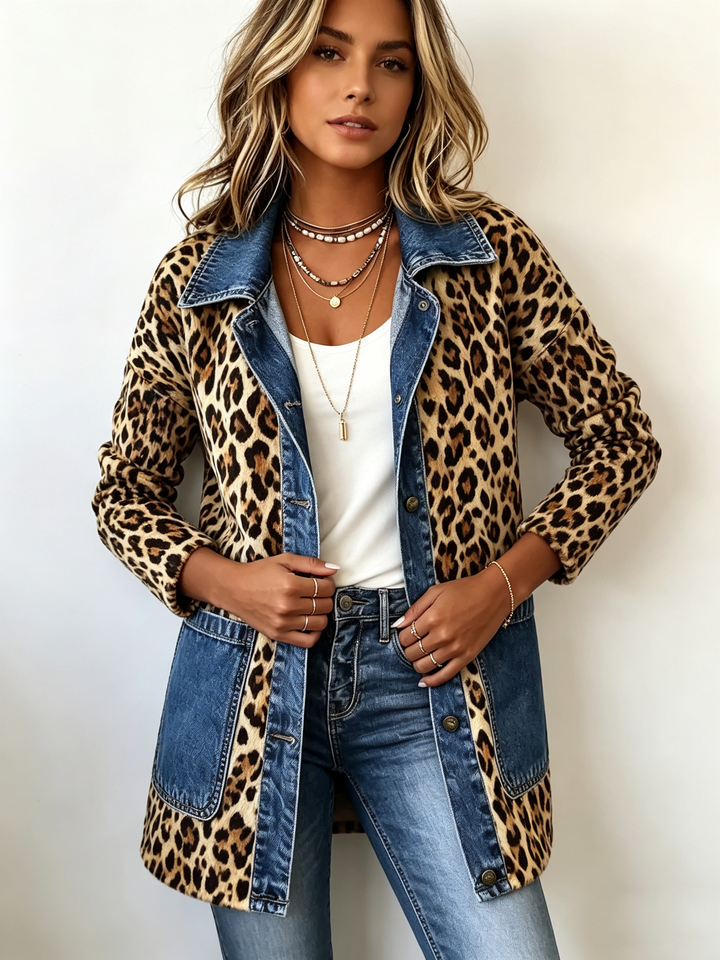 Selma | Lange contrastjas met luipaardprint en denimaccent
