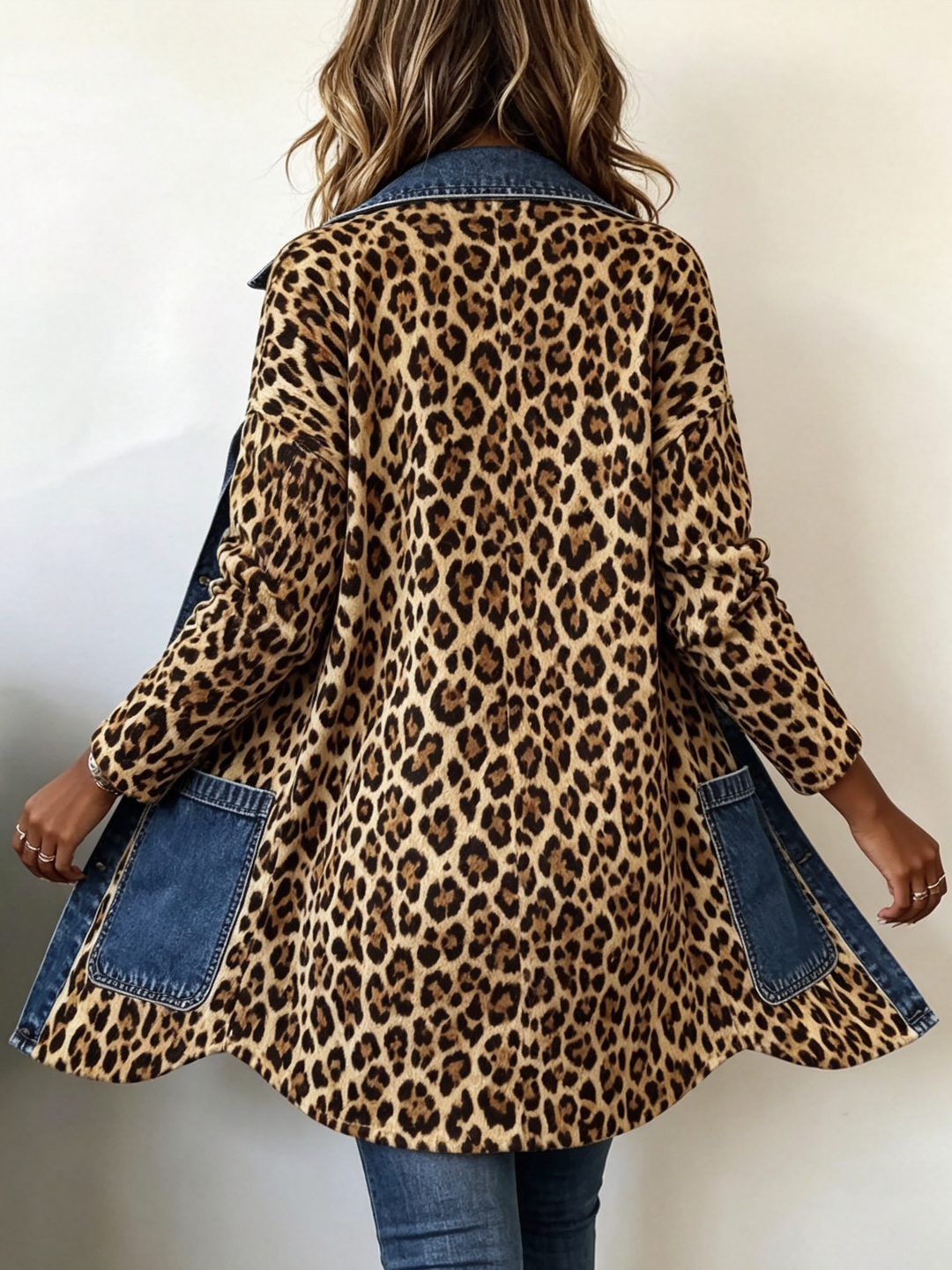 Selma | Lange contrastjas met luipaardprint en denimaccent
