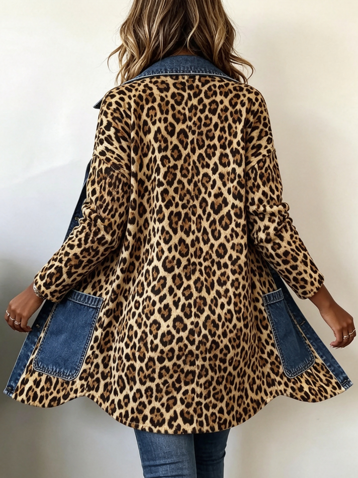 Selma | Lange contrastjas met luipaardprint en denimaccent