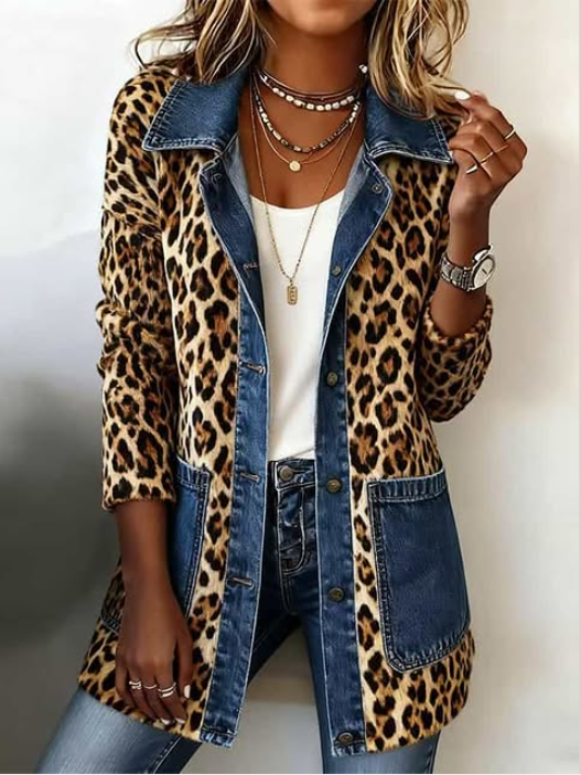 Selma | Lange contrastjas met luipaardprint en denimaccent